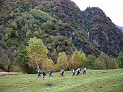 Dopo la breve visita il gruppo imbocca il sentiero per Pian di Boit